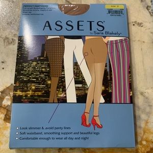 NWT - Assets by Sara Blakely - Perfect Pantyhose